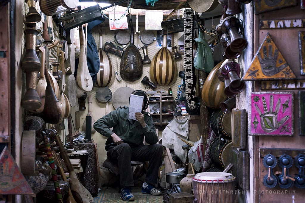 marrakesh maroc morocco north africa street night souk market musical instruments trader candid 50mm rob cartwright